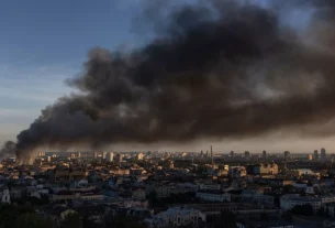 Дим піднімається над містом після російського авіаудару по Києву 8 вересня 2026 року