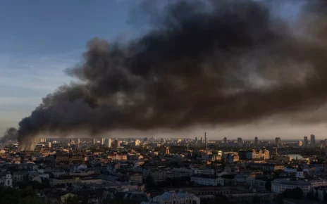 Дим піднімається над містом після російського авіаудару по Києву 8 вересня 2026 року