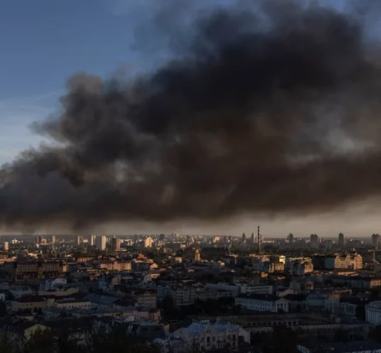 Дим піднімається над містом після російського авіаудару по Києву 8 вересня 2026 року