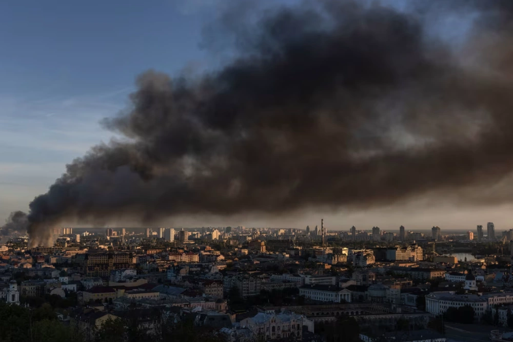 Дим піднімається над містом після російського авіаудару по Києву 8 вересня 2026 року