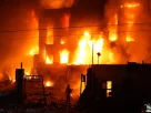 Рятувальник гасить пожежу в будівлі, зруйнованій внаслідок російського ракетного удару в Києві, 8 вересня 2026 року