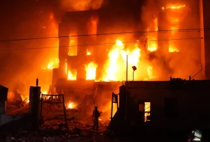 Рятувальник гасить пожежу в будівлі, зруйнованій внаслідок російського ракетного удару в Києві, 8 вересня 2026 року