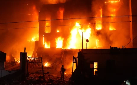 Рятувальник гасить пожежу в будівлі, зруйнованій внаслідок російського ракетного удару в Києві, 8 вересня 2026 року