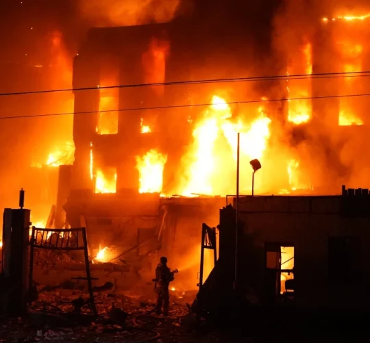 Рятувальник гасить пожежу в будівлі, зруйнованій внаслідок російського ракетного удару в Києві, 8 вересня 2026 року