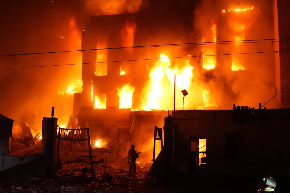 Рятувальник гасить пожежу в будівлі, зруйнованій внаслідок російського ракетного удару в Києві, 8 вересня 2026 року