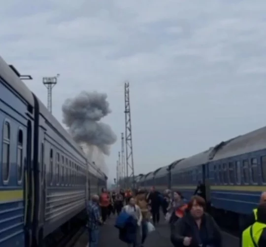 момент влучення дрона у голову поїзда Укрзалізниці