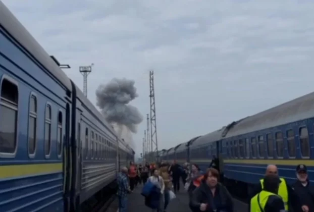 момент влучення дрона у голову поїзда Укрзалізниці