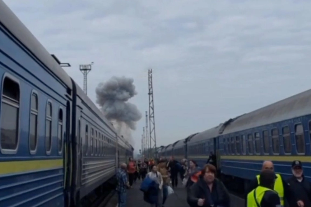 момент влучення дрона у голову поїзда Укрзалізниці