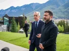 Прем’єр-міністр Канади Марк Карні (ліворуч) та Президент України Володимир Зеленський спілкуються з журналістами у місті Банф, провінція Альберта, у четвер, 10 вересня 2026 року
