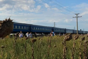зупинений потяг в Україні для евакуації людей під час атаки дронів