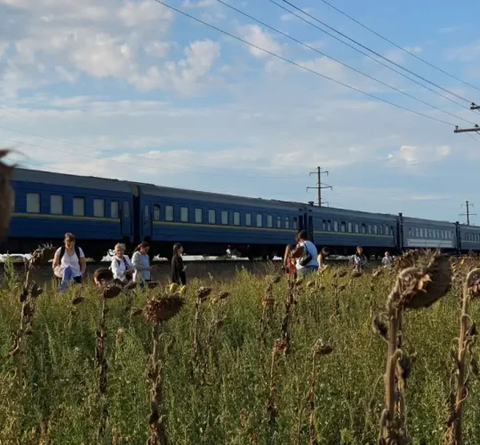 зупинений потяг в Україні для евакуації людей під час атаки дронів