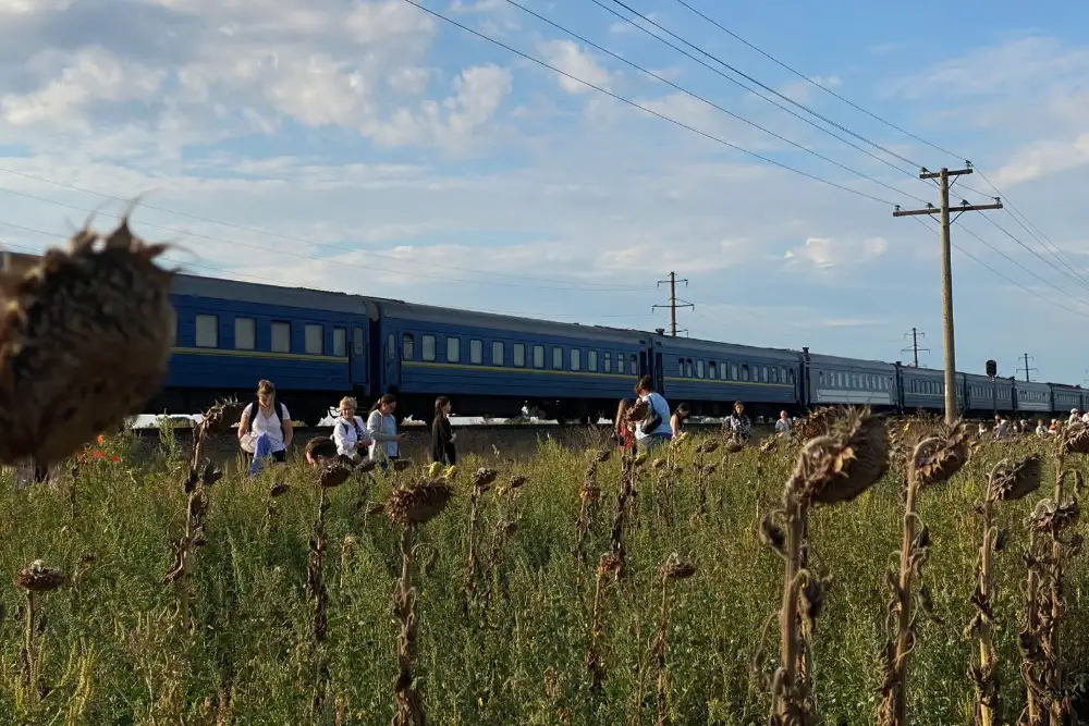 зупинений потяг в Україні для евакуації людей під час атаки дронів