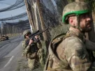 У п’ятницю українські військові патрулюють під сітками проти дронів у східному прифронтовому місті Краматорськ