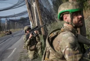У п’ятницю українські військові патрулюють під сітками проти дронів у східному прифронтовому місті Краматорськ