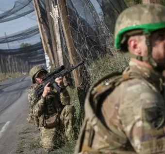 У п’ятницю українські військові патрулюють під сітками проти дронів у східному прифронтовому місті Краматорськ