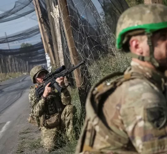 У п’ятницю українські військові патрулюють під сітками проти дронів у східному прифронтовому місті Краматорськ