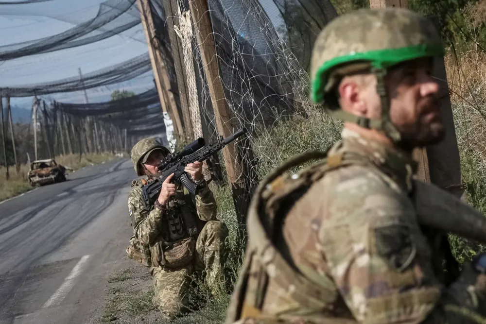 У п’ятницю українські військові патрулюють під сітками проти дронів у східному прифронтовому місті Краматорськ