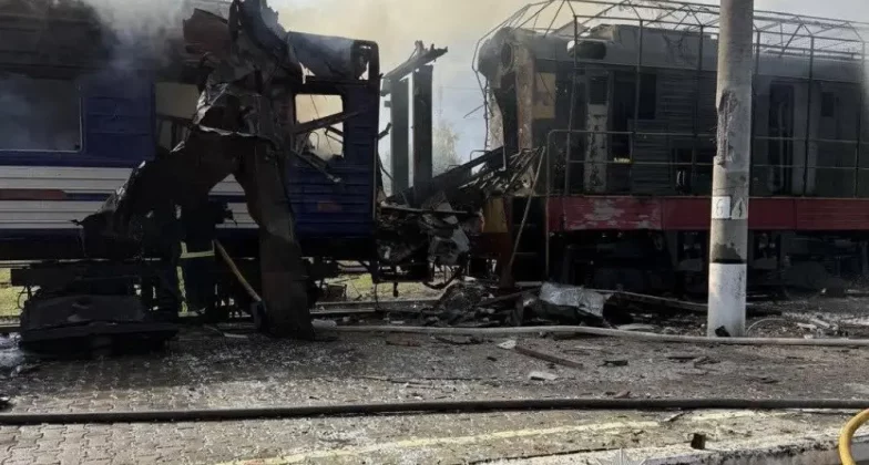 Зруйнований локомотив на станції в Ягодині поблизу польського кордону