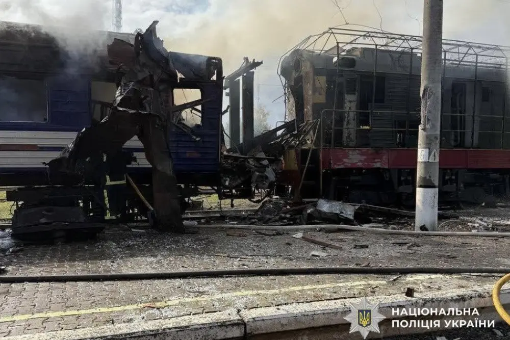 Зруйнований локомотив на станції в Ягодині поблизу польського кордону