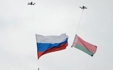 дрони підняли у повітря прапори Росії та Білорусі