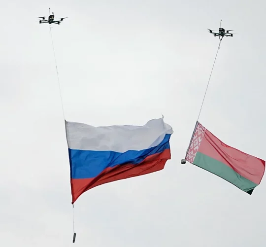 дрони підняли у повітря прапори Росії та Білорусі