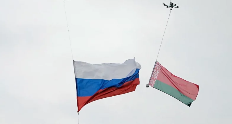 дрони підняли у повітря прапори Росії та Білорусі