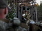 Військовослужбовці 24-ї окремої механізованої бригади Збройних сил України розвантажують припаси з військового автомобіля після прибуття на місце бойового завдання у Донецькій області