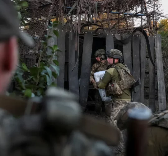 Військовослужбовці 24-ї окремої механізованої бригади Збройних сил України розвантажують припаси з військового автомобіля після прибуття на місце бойового завдання у Донецькій області