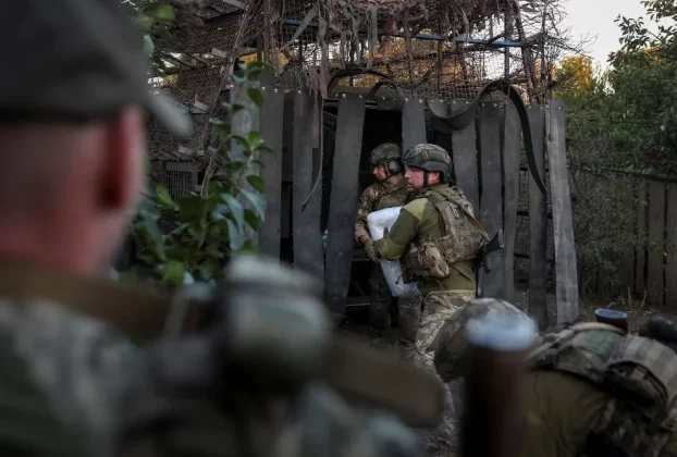 Військовослужбовці 24-ї окремої механізованої бригади Збройних сил України розвантажують припаси з військового автомобіля після прибуття на місце бойового завдання у Донецькій області