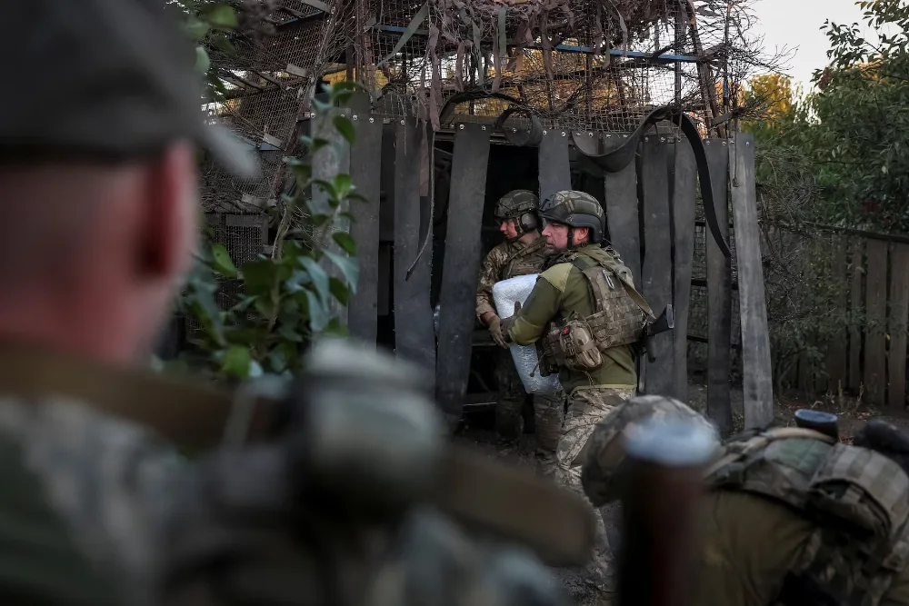 Військовослужбовці 24-ї окремої механізованої бригади Збройних сил України розвантажують припаси з військового автомобіля після прибуття на місце бойового завдання у Донецькій області
