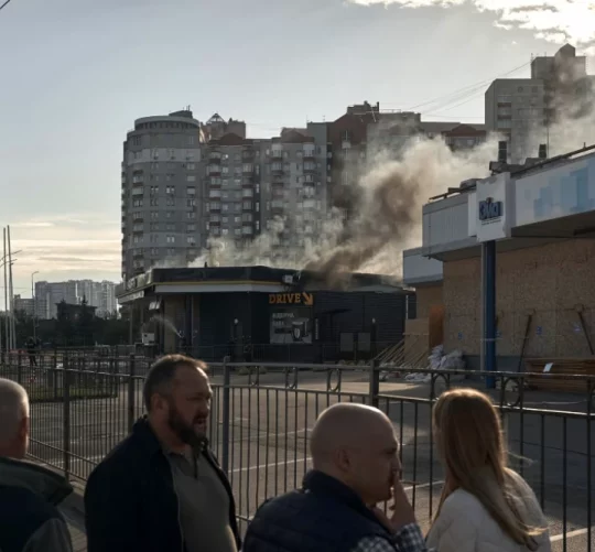 Наслідки удару російського безпілотника по автозаправній станції в Києві, Україна, у вівторок