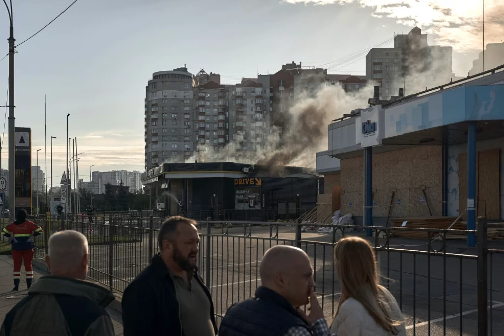 Наслідки удару російського безпілотника по автозаправній станції в Києві, Україна, у вівторок
