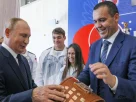 Умар Кремльов та лідер російського режиму Володимир Путін на відкритті нового боксерського центру в Москві