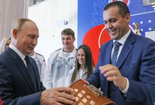 Умар Кремльов та лідер російського режиму Володимир Путін на відкритті нового боксерського центру в Москві
