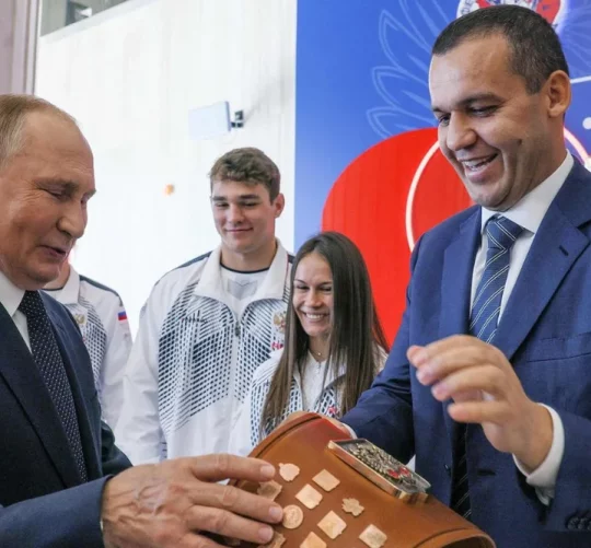 Умар Кремльов та лідер російського режиму Володимир Путін на відкритті нового боксерського центру в Москві