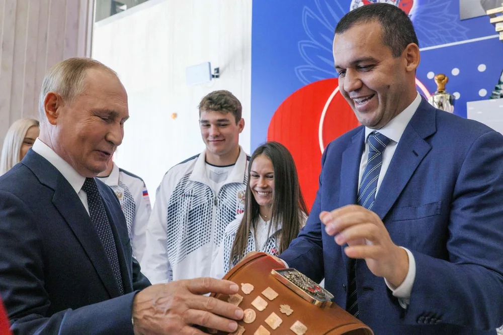 Умар Кремльов та лідер російського режиму Володимир Путін на відкритті нового боксерського центру в Москві