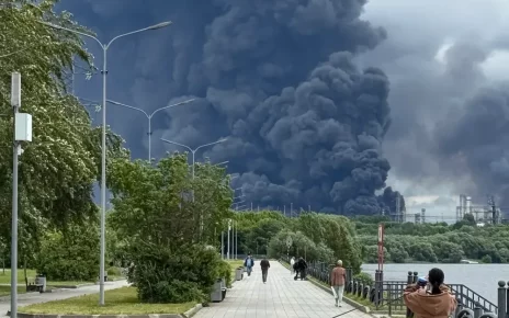 наслідки удару українського безпілотника на НПЗ у Санкт-Петербурзі