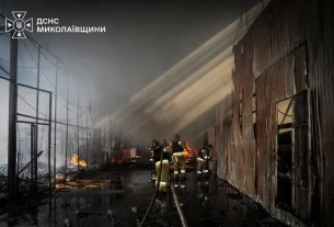 Пожежники працюють на місці складу, що зазнав удару російських безпілотників та авіації в рамках російського вторгнення в Україну, у Миколаєві, Україна, 9 вересня 2026 року