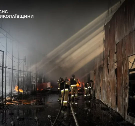 Пожежники працюють на місці складу, що зазнав удару російських безпілотників та авіації в рамках російського вторгнення в Україну, у Миколаєві, Україна, 9 вересня 2026 року
