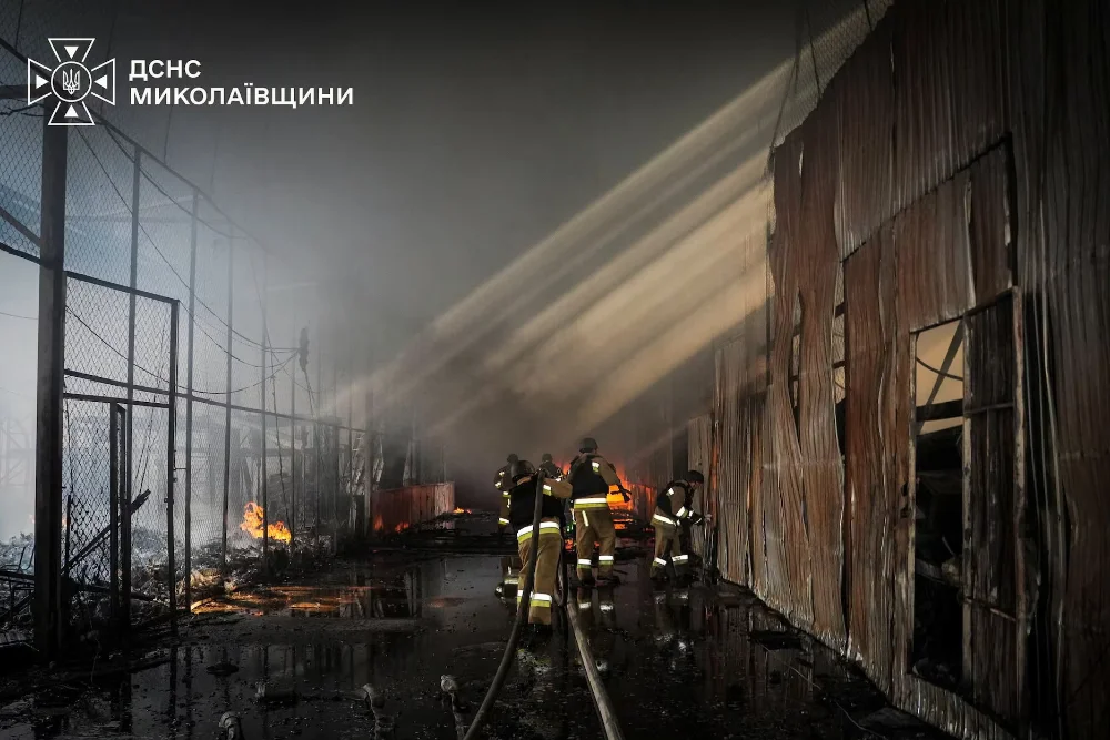 Пожежники працюють на місці складу, що зазнав удару російських безпілотників та авіації в рамках російського вторгнення в Україну, у Миколаєві, Україна, 9 вересня 2026 року