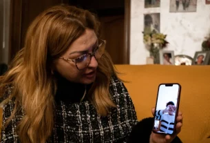 Прийомна мати Евеліни розмовляє з 18-річною дівчиною, яка прожила з нею два роки на Сицилії. Після повернення в Україну Евеліна каже, що благала дозволити їй повернутися до Італії