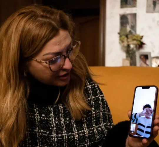 Прийомна мати Евеліни розмовляє з 18-річною дівчиною, яка прожила з нею два роки на Сицилії. Після повернення в Україну Евеліна каже, що благала дозволити їй повернутися до Італії