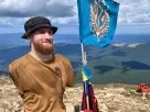 31-річний Артем, який втратив обидві руки, був одним із 10 інвалідів з українських військових бригад, які піднялися на гору Говерлу