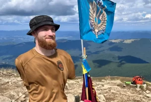 31-річний Артем, який втратив обидві руки, був одним із 10 інвалідів з українських військових бригад, які піднялися на гору Говерлу