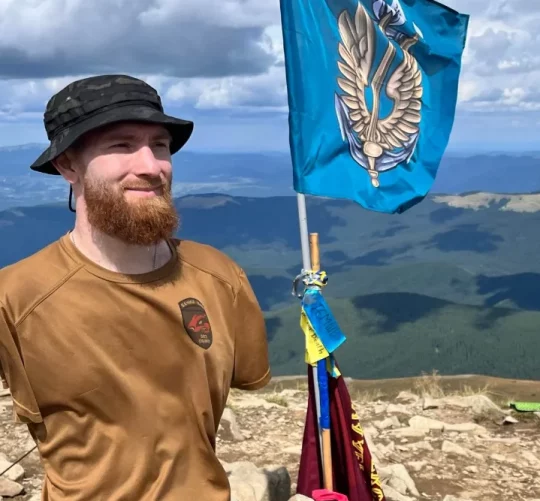 31-річний Артем, який втратив обидві руки, був одним із 10 інвалідів з українських військових бригад, які піднялися на гору Говерлу