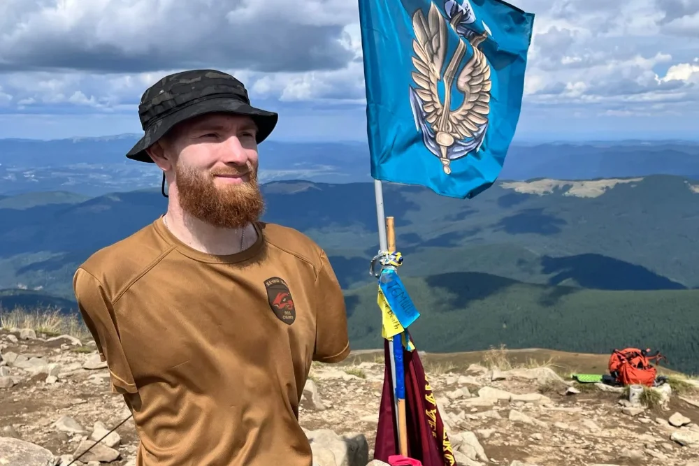 31-річний Артем, який втратив обидві руки, був одним із 10 інвалідів з українських військових бригад, які піднялися на гору Говерлу