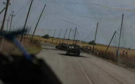 дорога покрита сіткою проти дронів