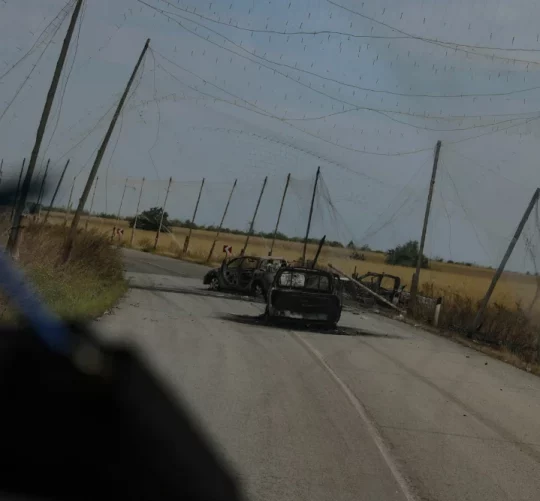 дорога покрита сіткою проти дронів
