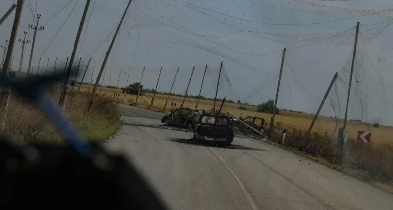 дорога покрита сіткою проти дронів