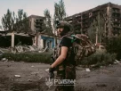 Боєць 4-ї бригади швидкого реагування «Рубіж» України у зруйнованому місті на Донбасі. Джерело: «Рубіж»